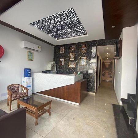 Hotel Hollywood Zirakpur エクステリア 写真