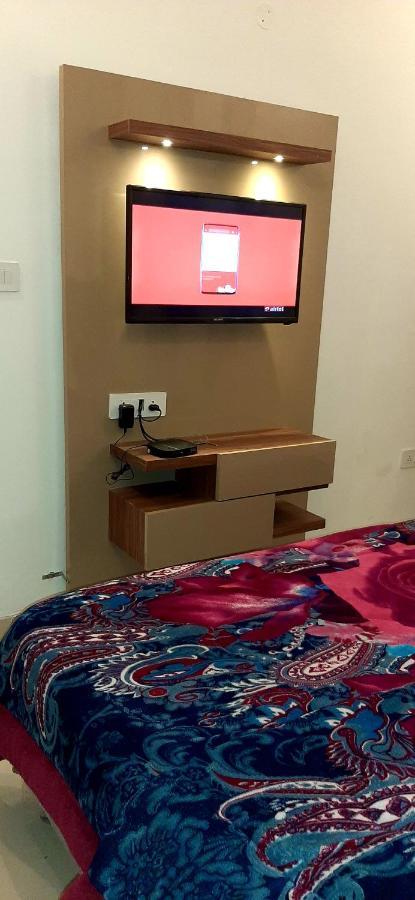 Hotel Hollywood Zirakpur エクステリア 写真