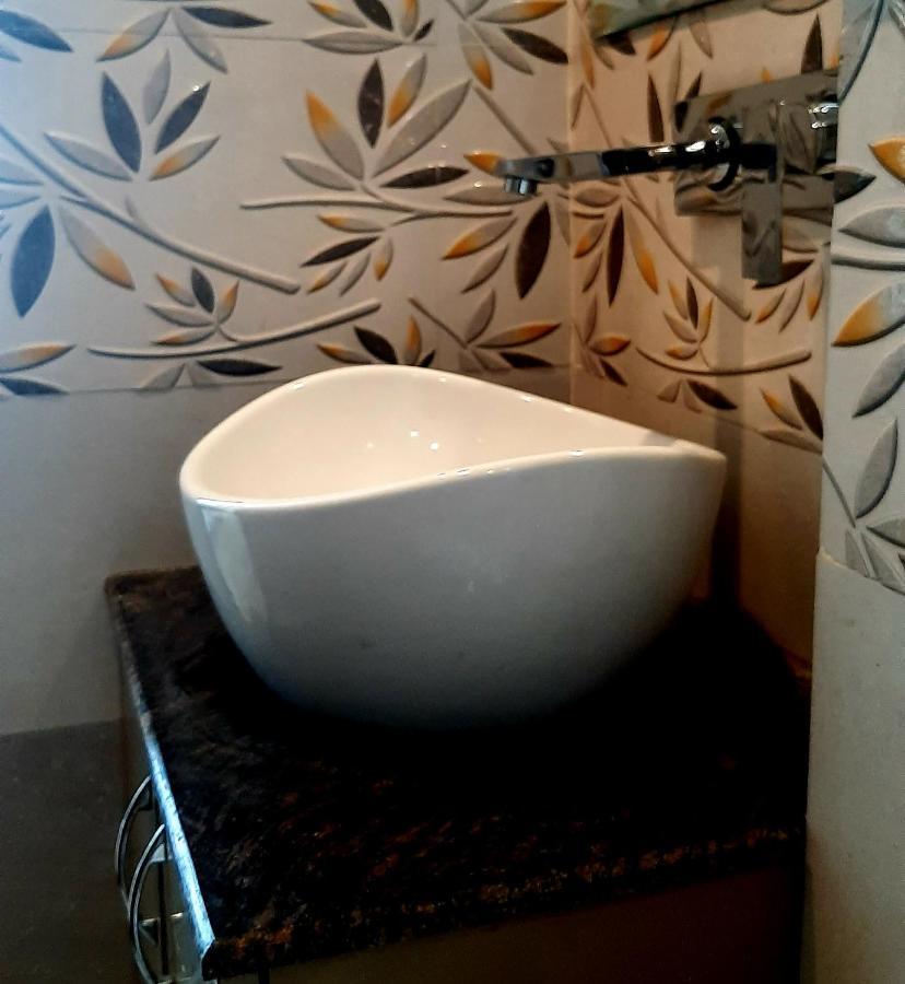 Hotel Hollywood Zirakpur エクステリア 写真