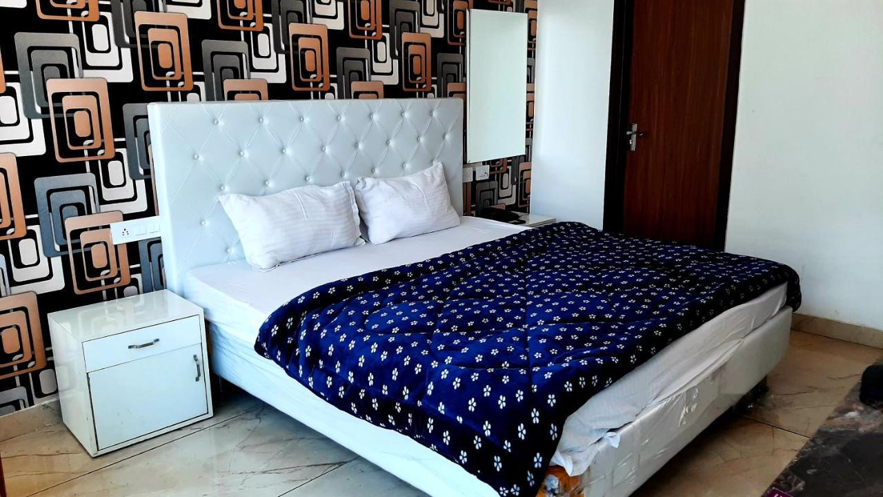 Hotel Hollywood Zirakpur エクステリア 写真