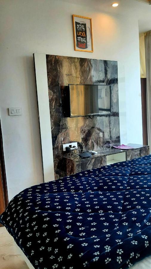 Hotel Hollywood Zirakpur エクステリア 写真