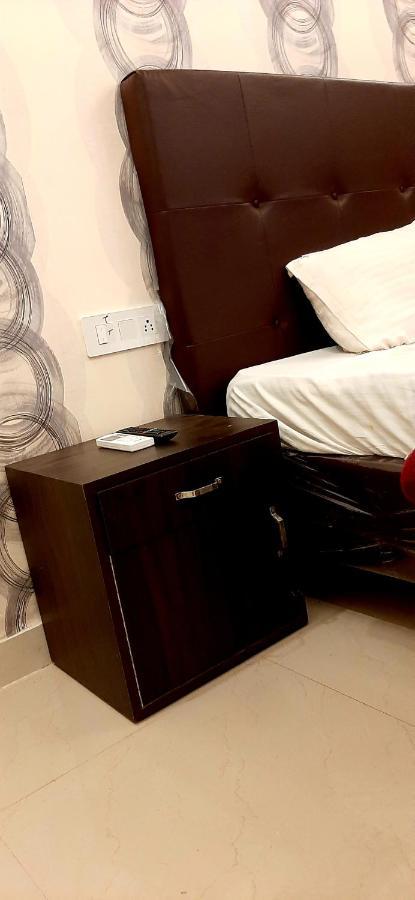 Hotel Hollywood Zirakpur エクステリア 写真