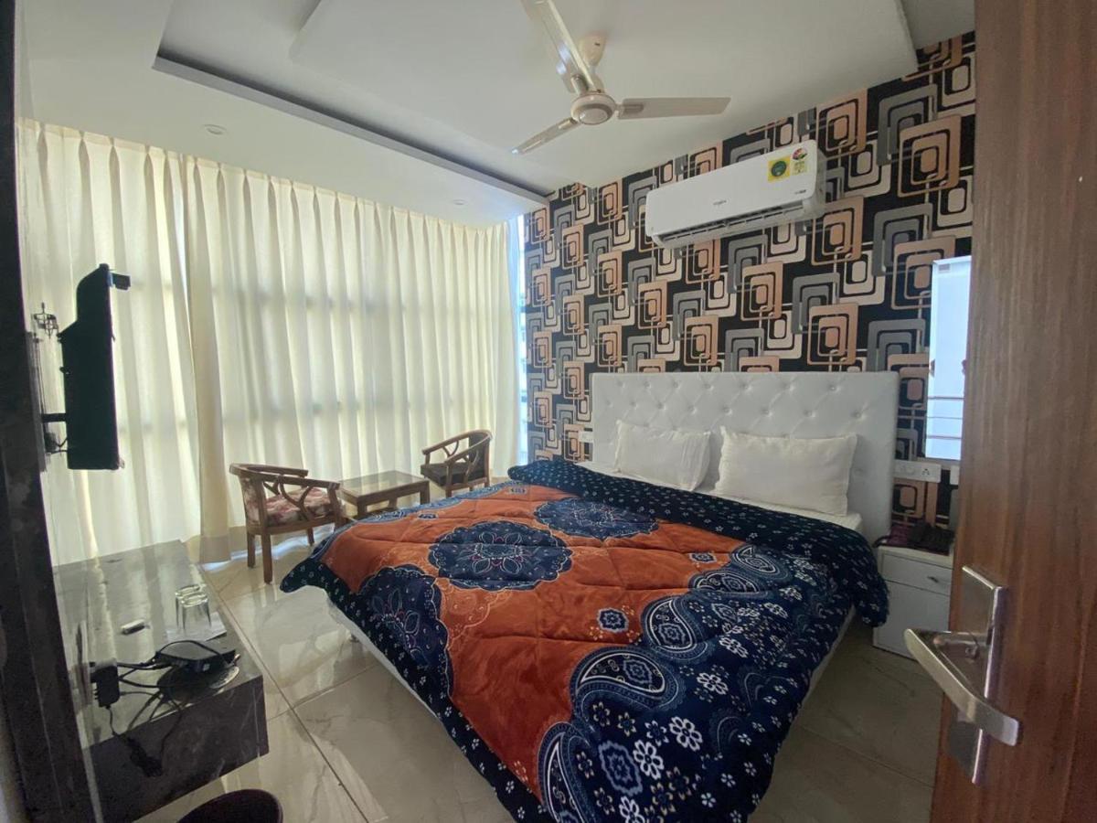 Hotel Hollywood Zirakpur エクステリア 写真