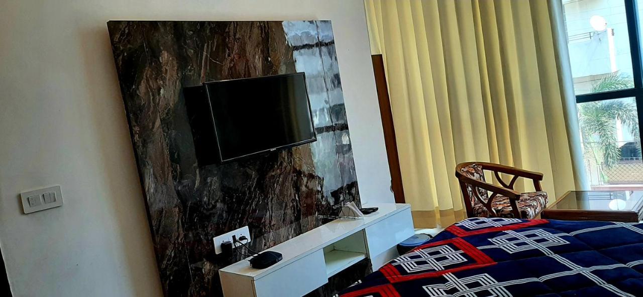 Hotel Hollywood Zirakpur エクステリア 写真