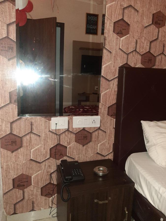 Hotel Hollywood Zirakpur エクステリア 写真