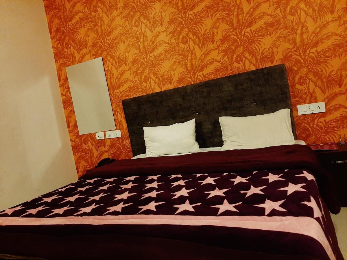 Hotel Hollywood Zirakpur エクステリア 写真