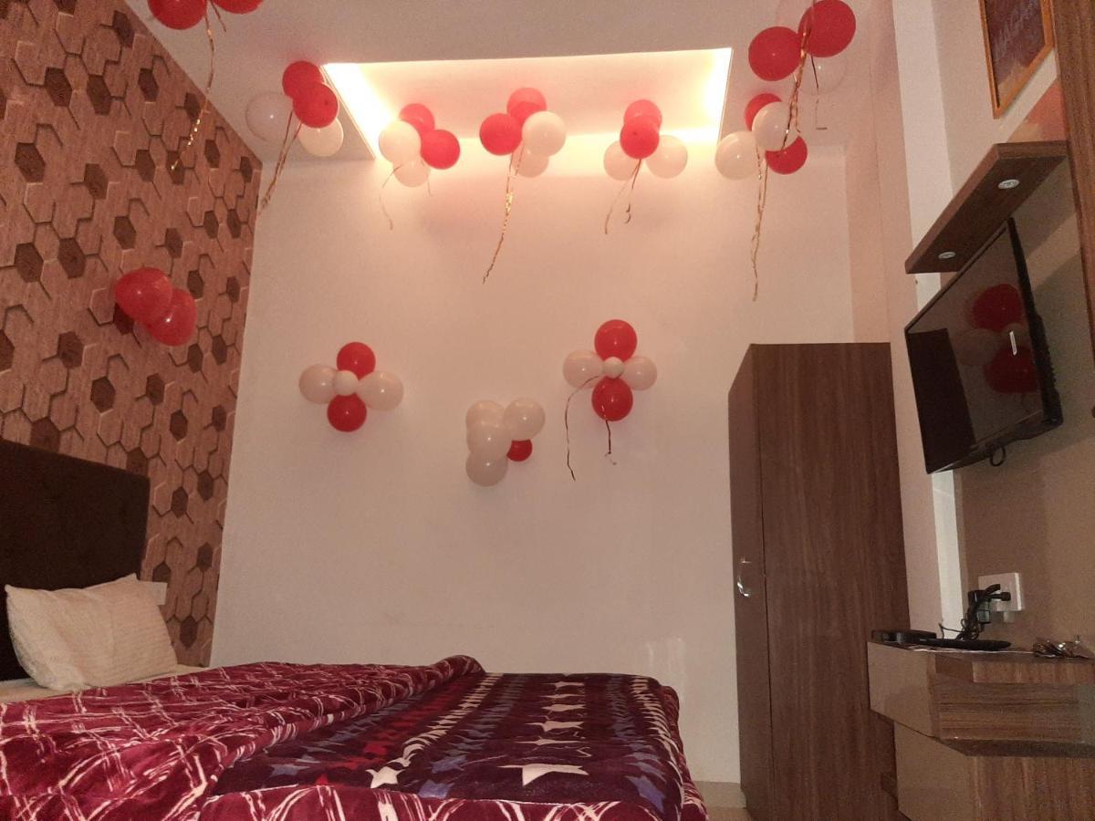 Hotel Hollywood Zirakpur エクステリア 写真
