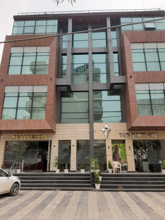 Hotel Hollywood Zirakpur エクステリア 写真