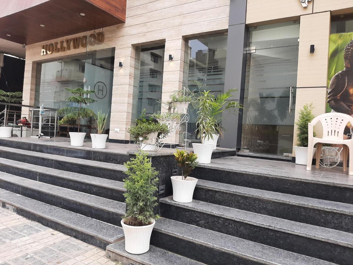 Hotel Hollywood Zirakpur エクステリア 写真