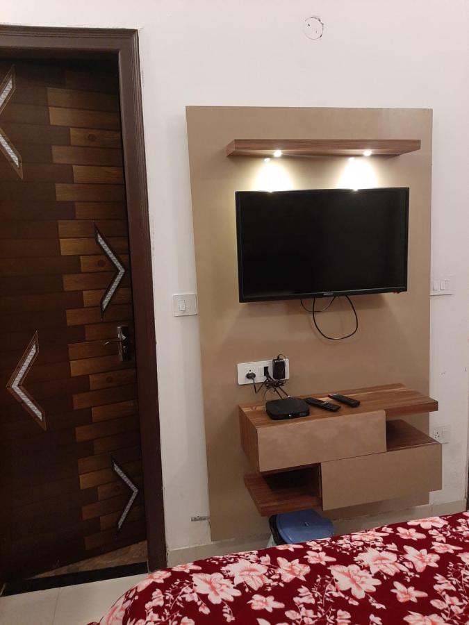 Hotel Hollywood Zirakpur エクステリア 写真