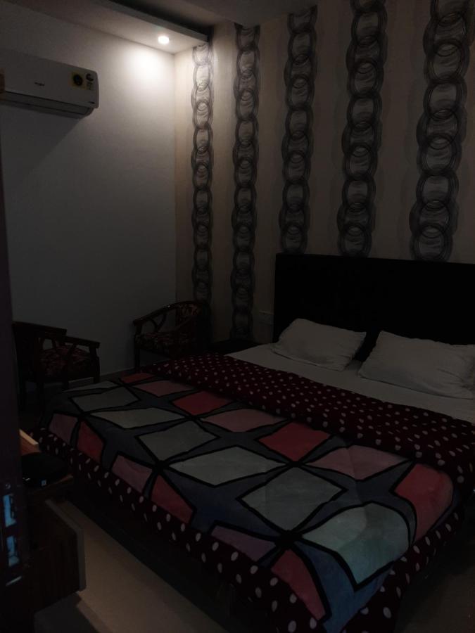 Hotel Hollywood Zirakpur エクステリア 写真