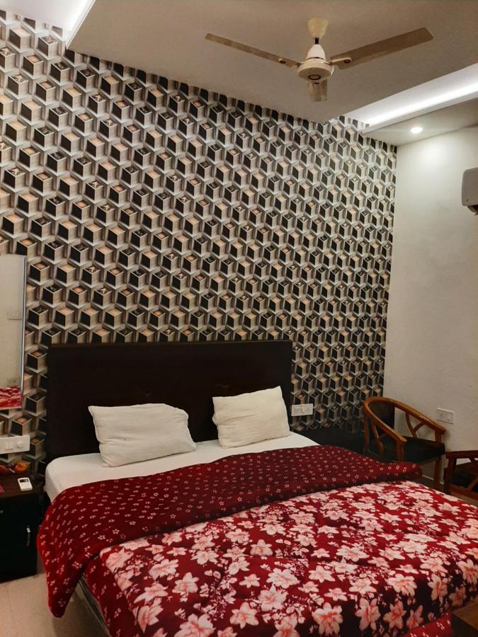 Hotel Hollywood Zirakpur エクステリア 写真