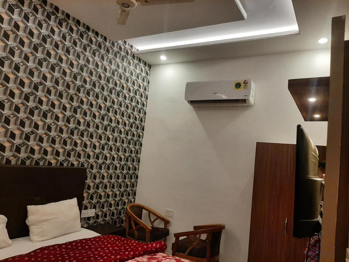Hotel Hollywood Zirakpur エクステリア 写真