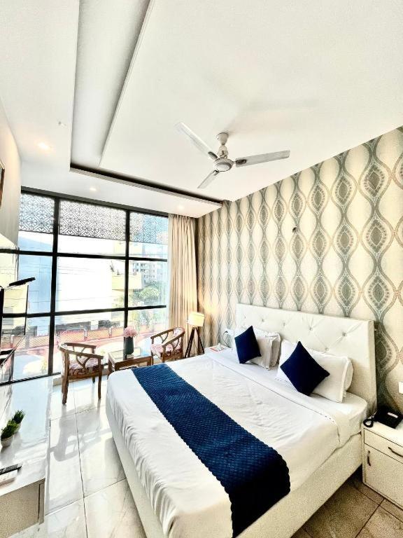 Hotel Hollywood Zirakpur エクステリア 写真