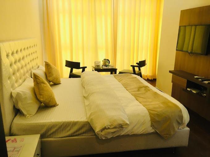 Hotel Hollywood Zirakpur エクステリア 写真