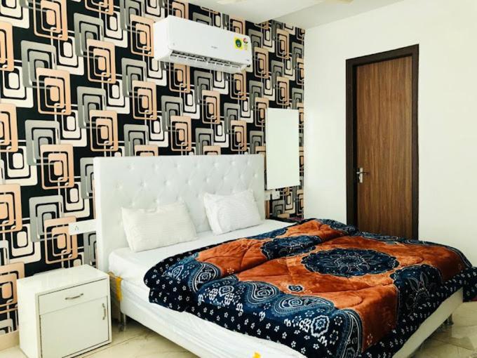 Hotel Hollywood Zirakpur エクステリア 写真