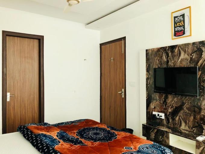 Hotel Hollywood Zirakpur エクステリア 写真