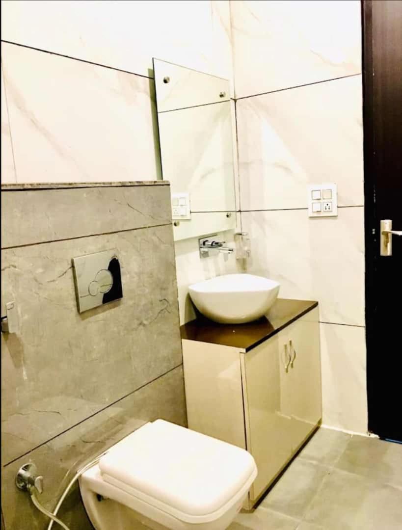 Hotel Hollywood Zirakpur エクステリア 写真