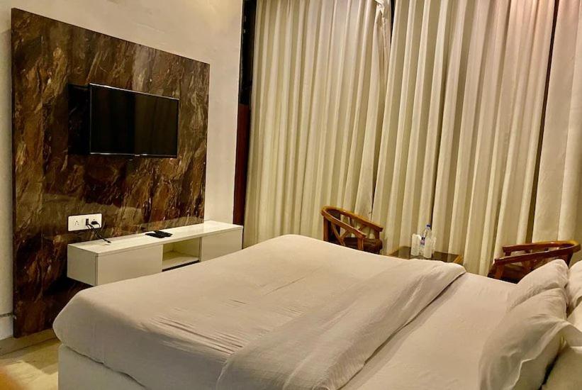 Hotel Hollywood Zirakpur エクステリア 写真