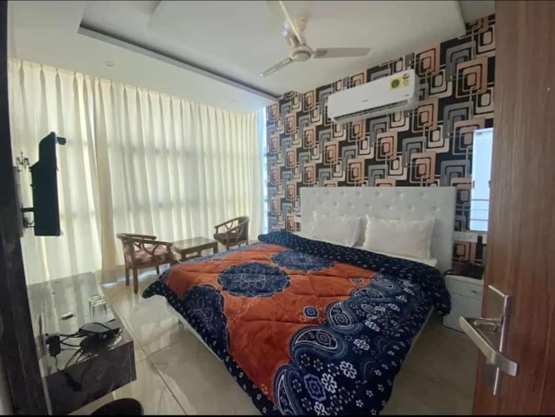 Hotel Hollywood Zirakpur エクステリア 写真