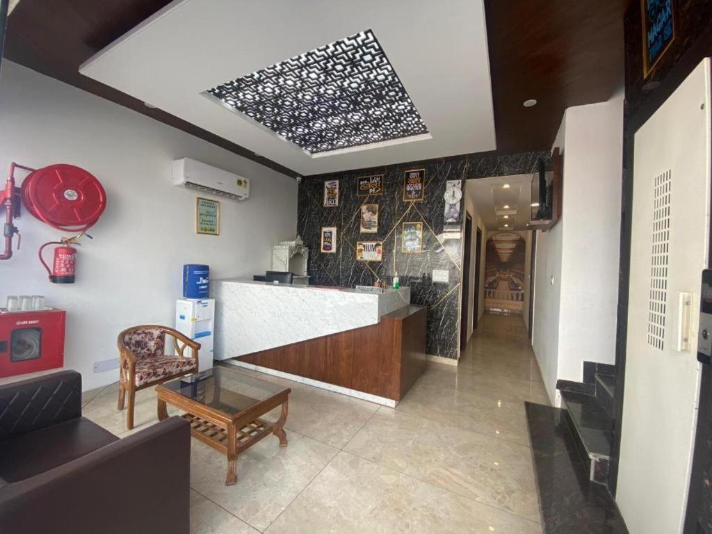 Hotel Hollywood Zirakpur エクステリア 写真