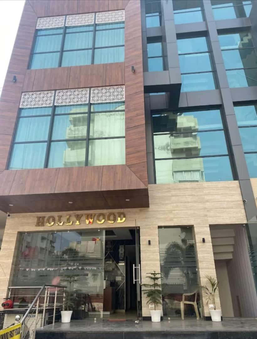 Hotel Hollywood Zirakpur エクステリア 写真